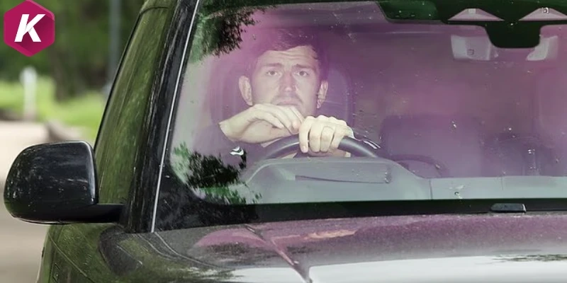 Harry Maguire bị bắt gặp với gương mặt mệt mỏi